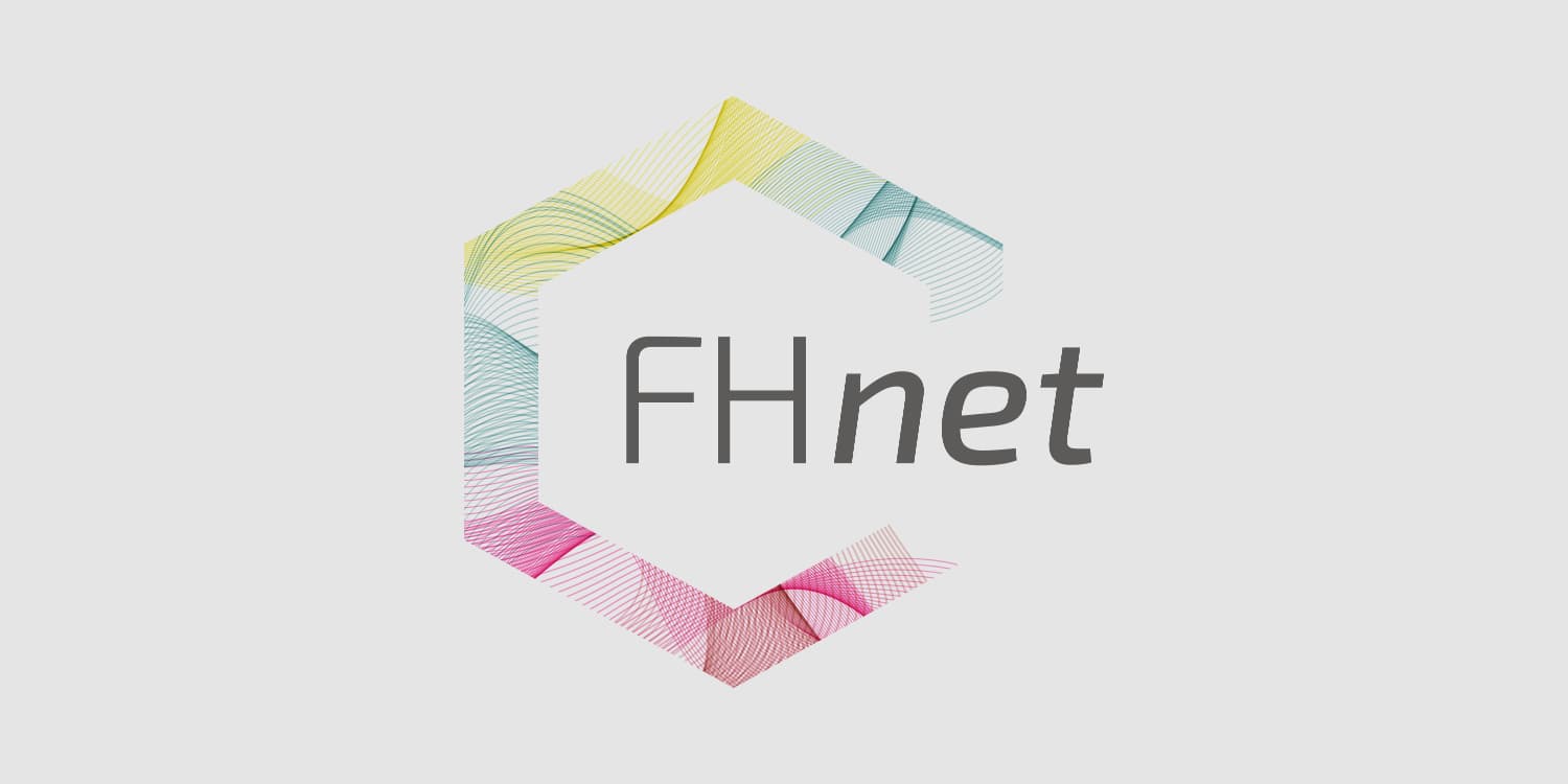 Das FHnet Logo. Ein Sechseckrahmen mit abstrakten welligen Streifen in gelb, blau, rosa, rot und grün. Davor der Schriftzug FHnet.