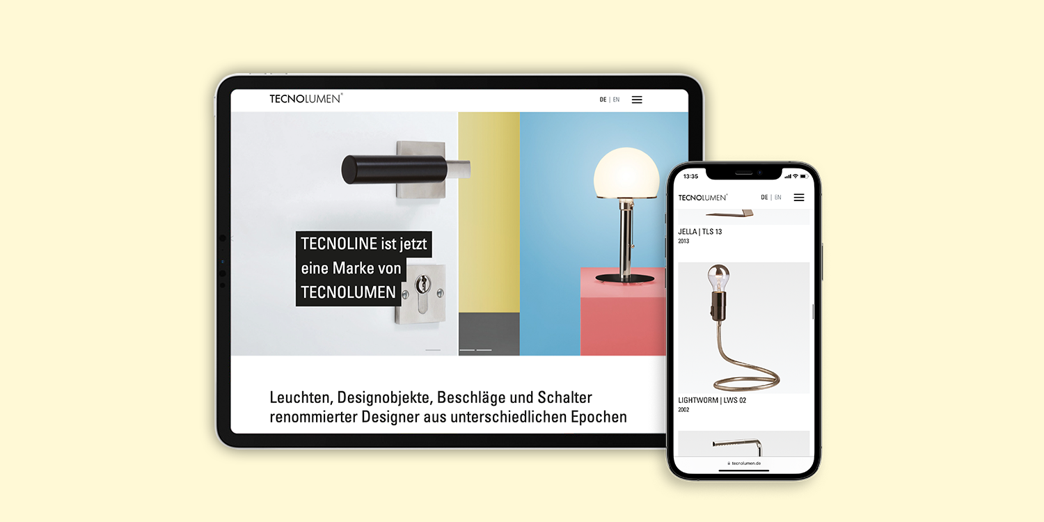 Ein Tablet mit der Webseite von Tecnolumen. Oben befindet sich die Menüleiste mit dem Logo links und dem Symbol zum Öffnen des Menüs rechts. Darunter, fast bis zum unteren Bildschirmrand, ist ein Foto mit einem Türgriff auf der linken und einer Tischleuchte auf der rechten Seite. Links auf dem Bild schwarz hinterlegt steht "TECNOLINE ist jetzt eine Marke von TECNOLUMEN". Unter dem Bild beginnt der Einleitungstext mit "Leuchten, Designobjekte, Beschläge und Schalter renommierter Designer aus unterschiedlichen Epochen".
Rechts davor schwebt ein Smartphone mit der mobilen Ansicht der Seite. Darauf abgebildet ist ein Produkt, eine Leuchte ohne Lampenschirm.